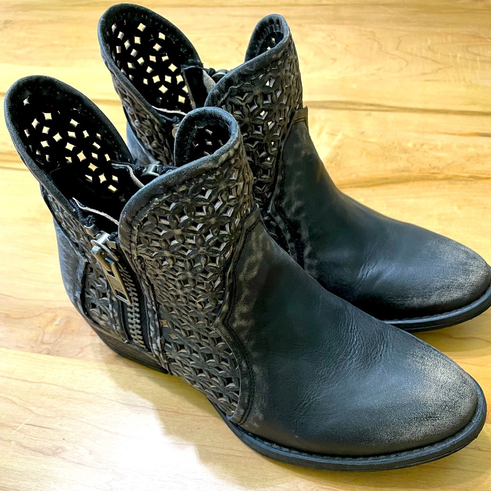 Circle G Cutout Shortie Boots Leather Gray/Black Women’s Size 7